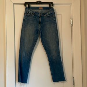 Mother rascal ankle in medium wash. Frayed ankle size 27